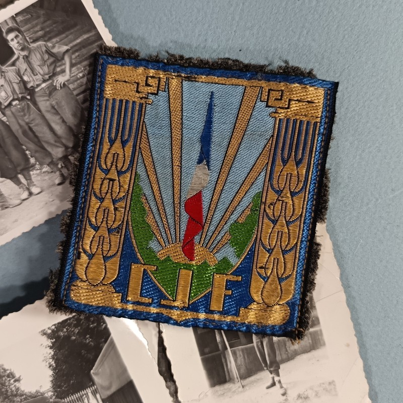 LOT DE PLUS DE 50 PETITES PHOTOS DES ANNEES 1940 A 1945 DES CJF CHANTIERS DE JEUNESSE AVEC UN INSIGNE TISSU